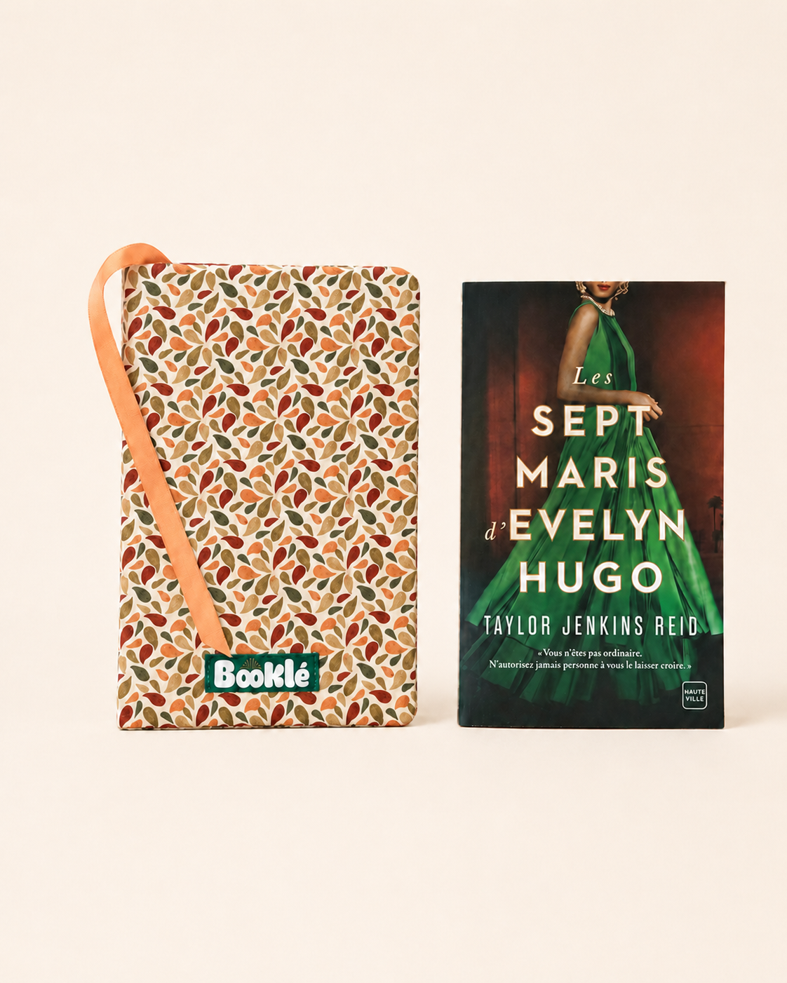 Couverture Evelyn avec livre de poche